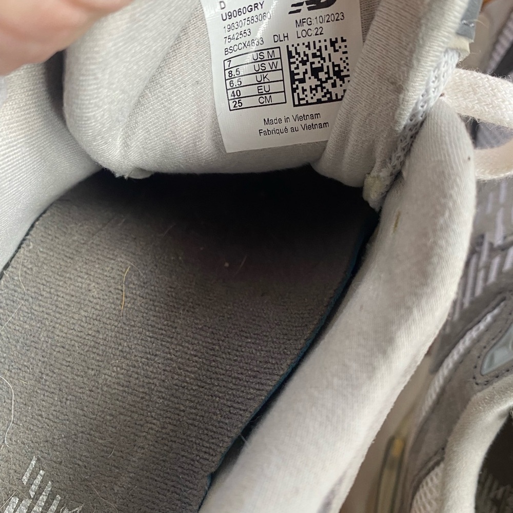 New Balance Silver 9060 | 8.5 Womens - Picture 4 of 4